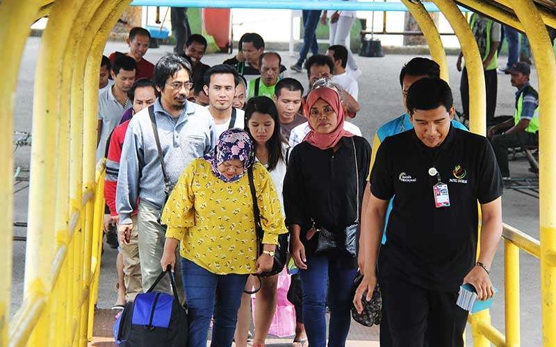 Sejumlah pekerja migran Indonesia (PMI) ilegal digagalkan keberangkatannya keluar negeri melalui Bandara Soetta oleh pihak Imigrasi. (Foto: BP2MI)