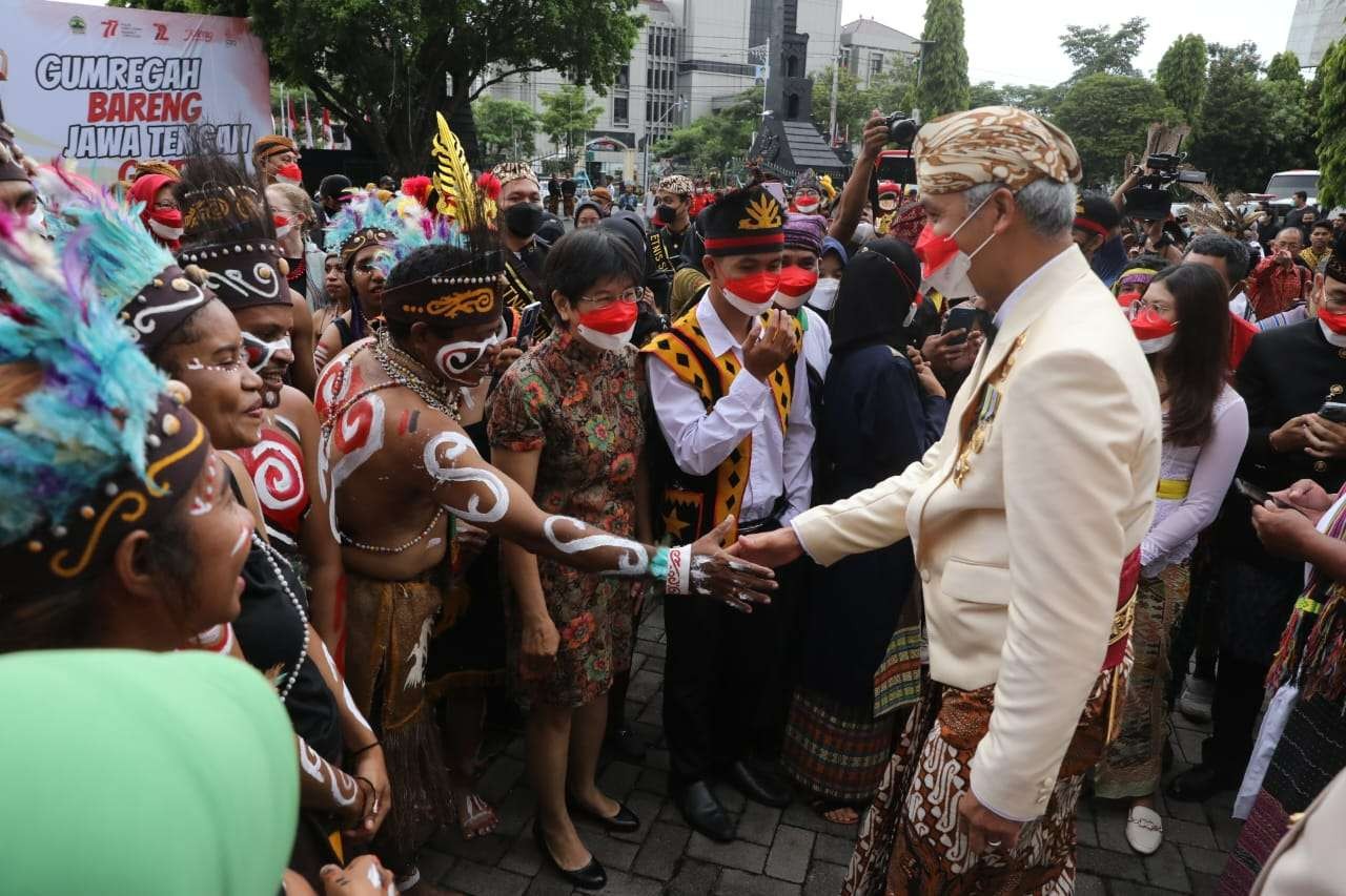 Gubernur Ganjar menyatakan bahagia karena semua etnis hadir dalam upacara HUT ke-72 Provinsi Jawa Tengah. (Foto: dok. Humas Pemprov Jateng)