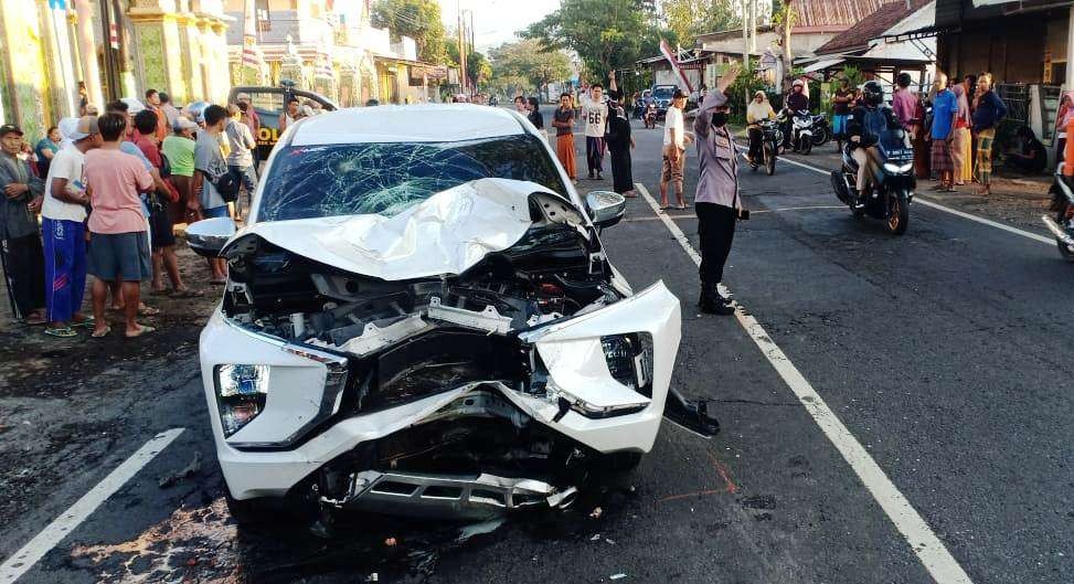 Polisi mengamankan lokasi kecelakan maut. Tampak kondisi mobil XPander yang rusak pada bagian depan akibat kecelakaan (foto:istimewa)