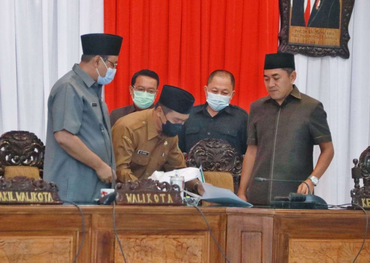 Walikota dan Wakil Walikota Pasuruan sampaikan Nota Keuangan Rancangan Perubahan Anggaran Pendapatan dan Belanja Daerah Tahun Anggaran 2022 dalam rapat paripurna DPRD. (Foto: Dokumentasi Pemkot Pasuruan)