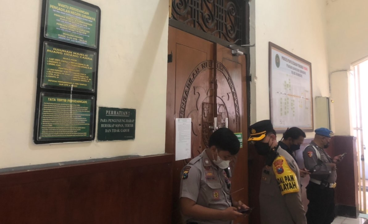 Personel polisi menjaga sidang MSAT yang digelar tertutup (Foto: Andhi Dwi/Ngopibareng.id)