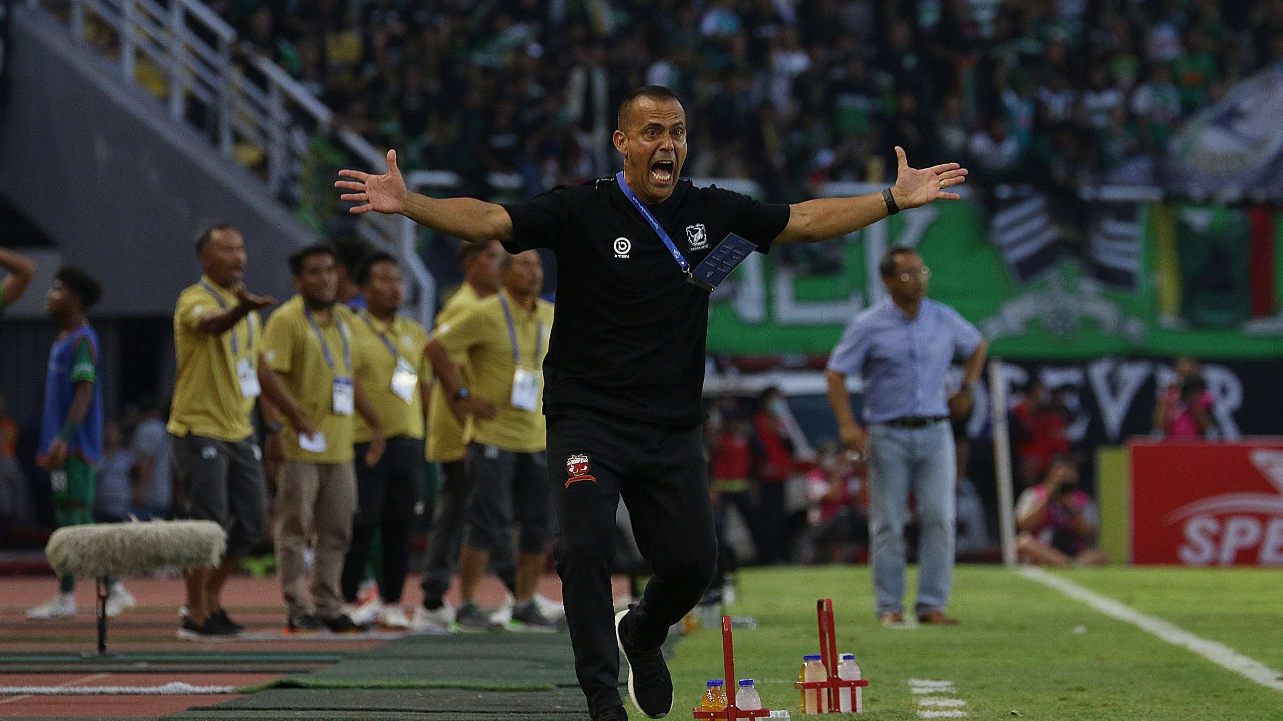 Ekspresi Pelatih Madura United, Fabio Araujo Lefundes saat mengawal timnya melawan Persebaya di Stadion Gelora Bung Tomo, Surabaya, Minggu 14 Agustus 2022. (Foto: Fariz Yarbo/Ngopibareng.id)