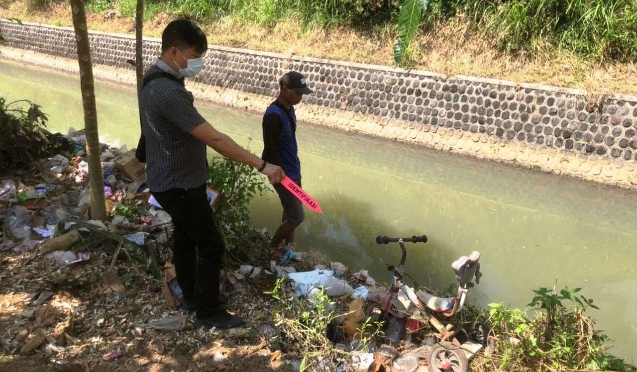 Petugas kepolisian melakukan olah TKP di lokasi tenggelamnya korban. (Foto: dok Polsek Siliragung, Banyuwangi))