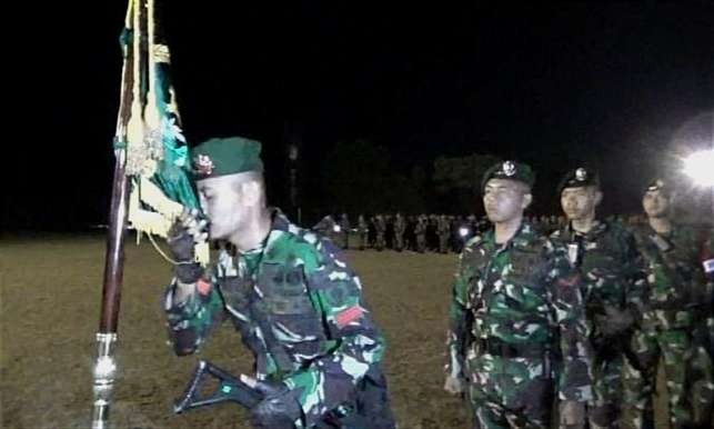 450 prajurit Yonif Raider 514/SY Kostrad Bondowoso mencium tunggul batalyon sebelum ke Surabaya untuk berangkat tugas ke Papua.(Foto: Guido Saphan/Ngopibareng.id)