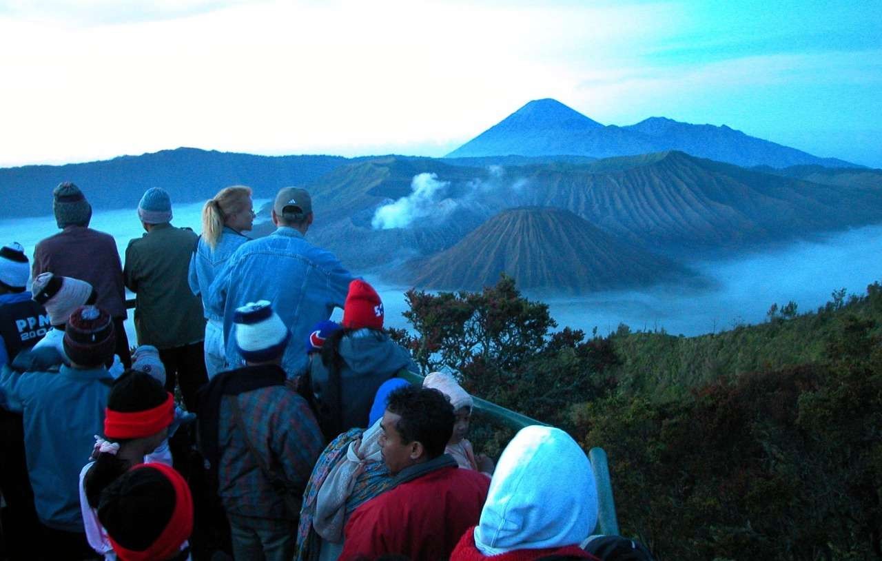 Sejumlah wisatawan sedang menikmati panorama di kawasan Gunung Bromo, Kabupaten Probolinggo. (Foto: Ikhsan Mahmudi/Ngopibareng.id)