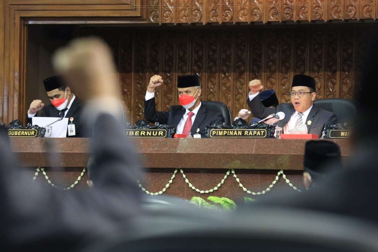 Gubernur Ganjar Pranowo yang mengikuti secara daring bersama Forkopimda Jateng di Ruang Rapat Paripurna, DPRD Provinsi Jateng. (Foto: Dokumentasi Jateng)