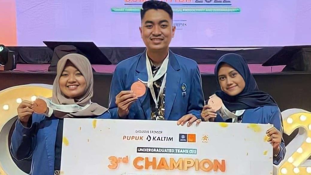 Tim Macario ITS (dari kiri) Annisa Ramadhani, Reyhan Hamdan Ibda’u Atma, dan Anisa Luthfiah Amalia, merancang ide terkait Net Zero Emission (Nol Emisi Karbon). (Foto: Dokumentasi Humas ITS)