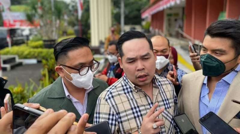 Kuasa Hukum Terdakwa Kekerasan Seksual, Jeffrey Simatupang saat berada di Pengadilan Negeri Malang (Foto: Lalu Theo/Ngopibareng.id)