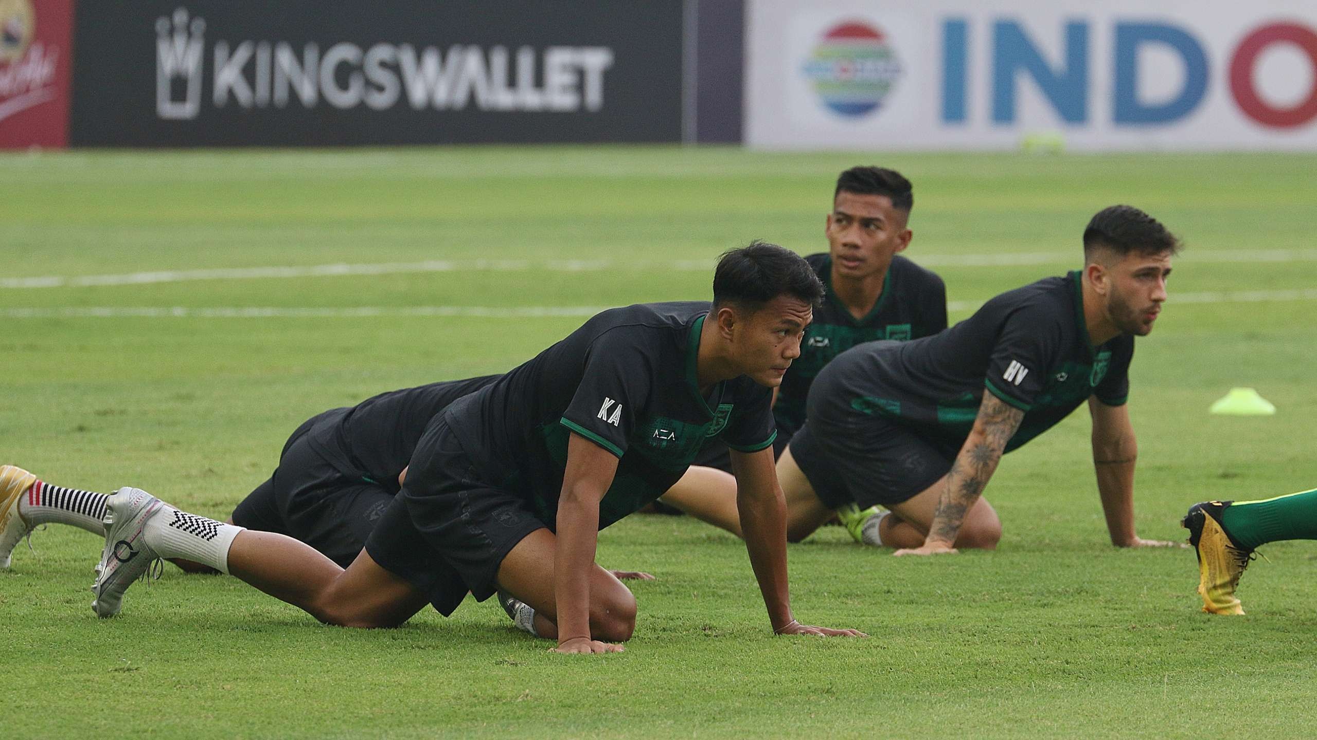 Pemain-pemain Persebaya Surabaya saat melakukan pemanasan jelang laga melawan Madura United di Stadion Gelora Bung Tomo, Surabaya, Minggu 14 Agustus 2022. (Foto: Fariz Yarbo/Ngopibareng.id)