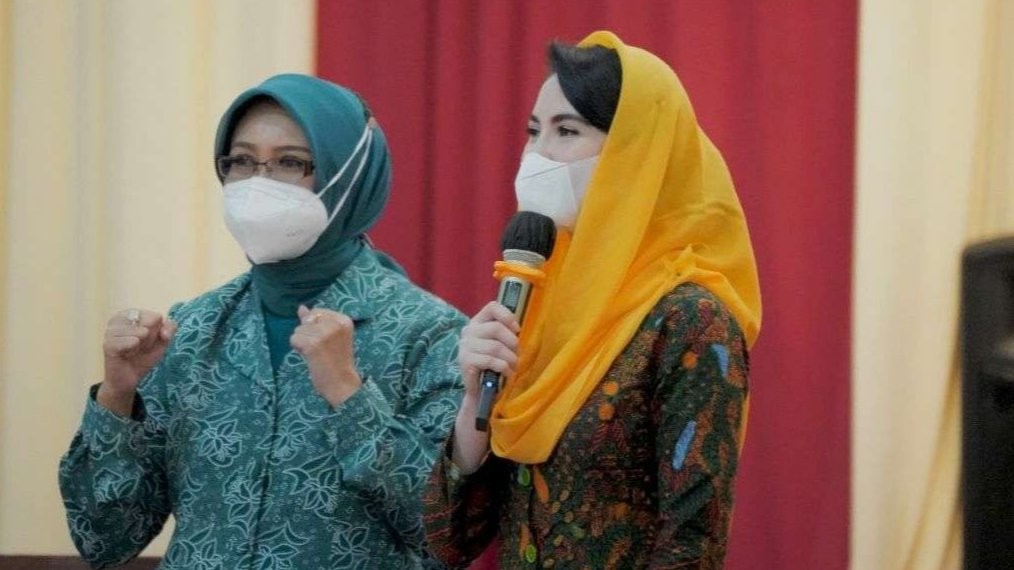 Ketua TP PKK Provinsi Jawa Timur Arumi Bachsin dan Ketua TP PKK Kota Pasuruan Fatma Saifullah Yusuf, saat meluncurkan program Isi Piringku. (Foto: ist)