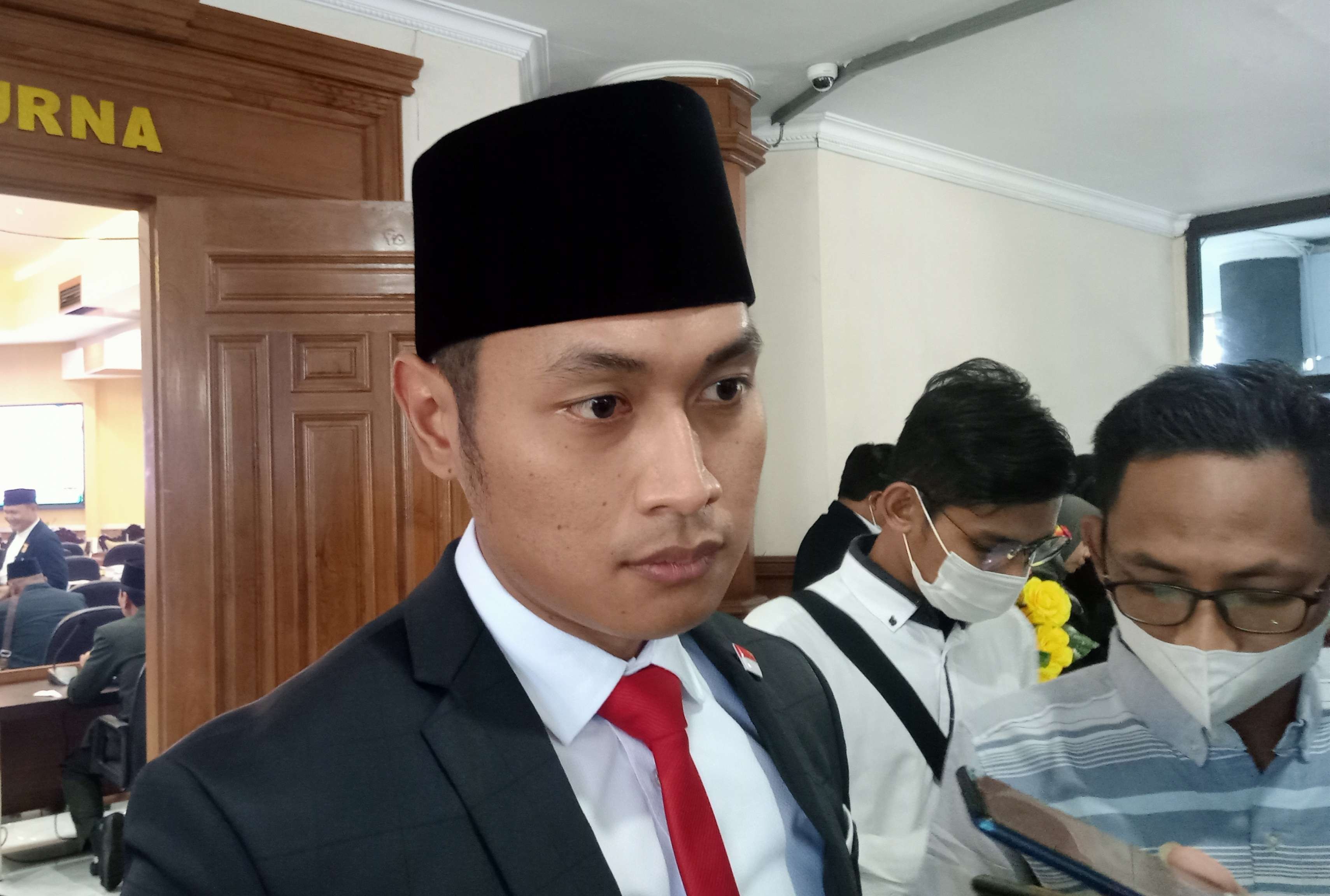 Bupati Tuban, Aditya Halindra Faridzky usai mengikuti sidang paripurna istimewa di gedung DPRD Kabupaten Tuban (Foto: Khoirul Huda/Ngopibareng.id)