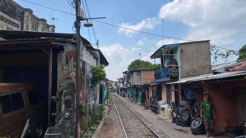 Jalur rel kereta api di Kota Malang yang bakal dilakukan sterilisasi oleh PT KAI Daops 8 Surabaya. (Foto: Lalu Theo/Ngopibareng.id)