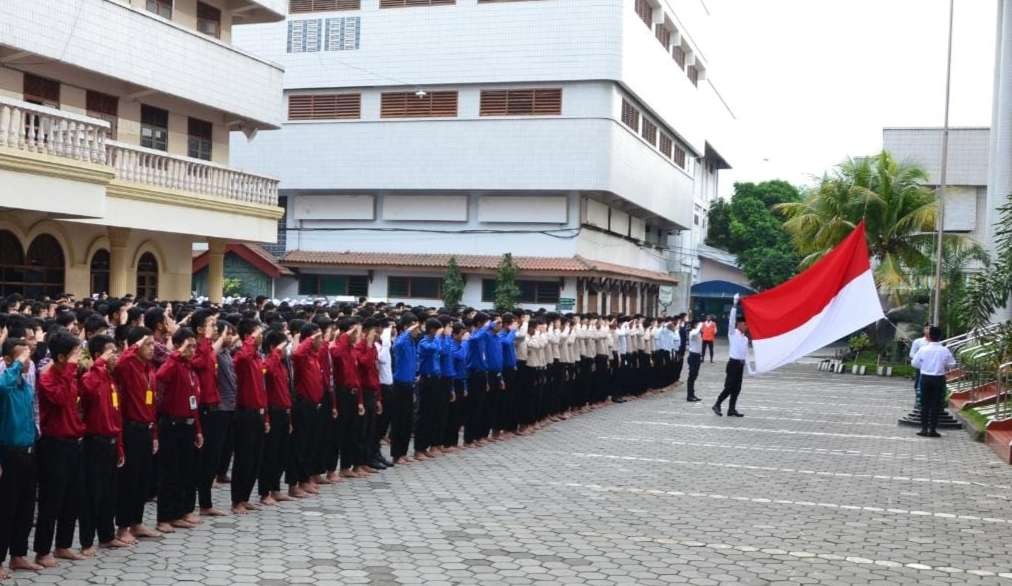 Upacara bendera rutin dilaksanakan setiap hari Senin dan hari-hari besar nasional yang dilaksanakan Pondok Pesantren Wali Barokah, Kediri sebagai upaya penumbuhan budi pekerti dan karakter bangsa. (Foto: Humas LDII).