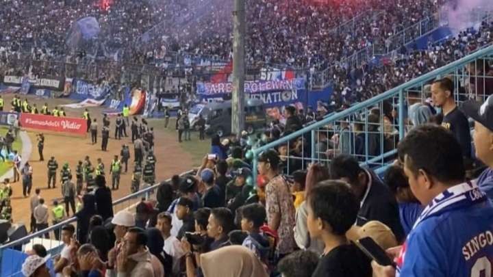 Ribuan Aremania saat memadati tribun Stadion Kanjuruhan, Malang (Foto: Lalu Theo/ngopibareng.id)