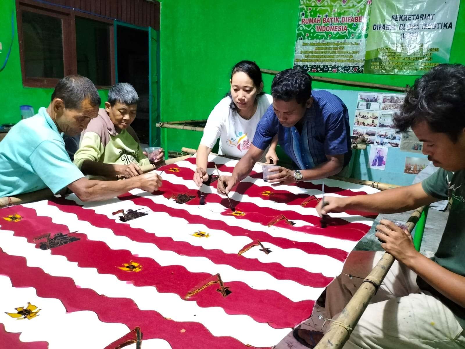 Keseruan Difabel Blora membuat batik merah putih (Foto: Ahmad Sampurno / Ngopibareng.id)