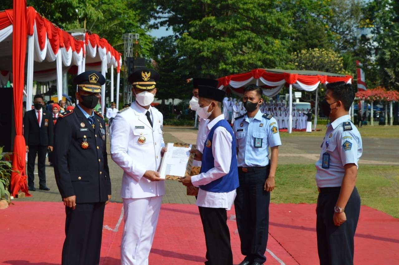 Bupati Tuban, Aditya Halindra Faridzky didampingi Kalapas Tuban menyerahkan SK remisi kepada narapidana, Rabu 17 Agustus 2022. (Foto: Dokumentasi Lapas Tuban)