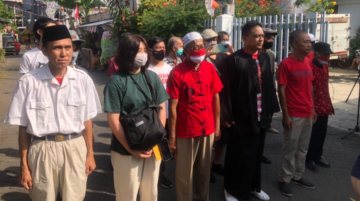 Salah satu WNA Jepang (perempuan) saat ikut upacara kemerdekaan RI di Jalan Tambak Bayan (Foto: Andhi Dwi/Ngopibareng.id)