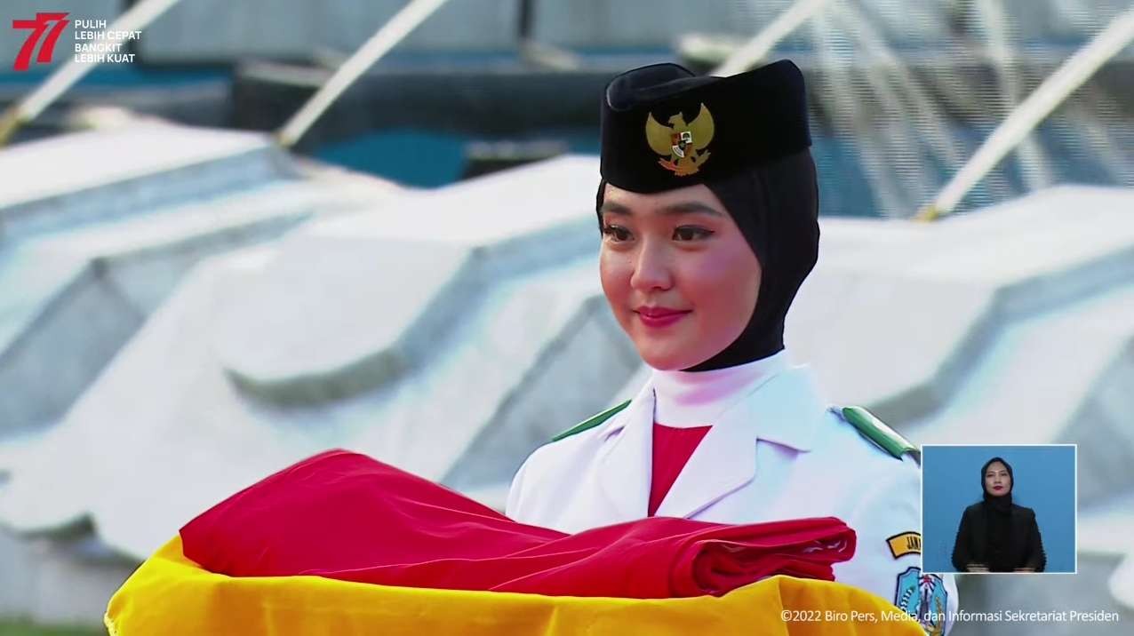 Ayumi Putri Sasaki, Paskibraka perwakilan Jatim terpilih pembawa baki pada Upacara Penurunan Bendera Merah Putih di Peringatan HUT ke-77 RI. (Foto: Setpres)