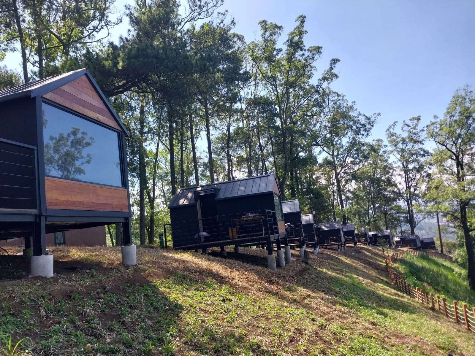 Konsep wisata glamping berupa kamar kabin di area Coban Rondo, Kota Batu (Foto: Lalu Theo/ngopibareng.id)