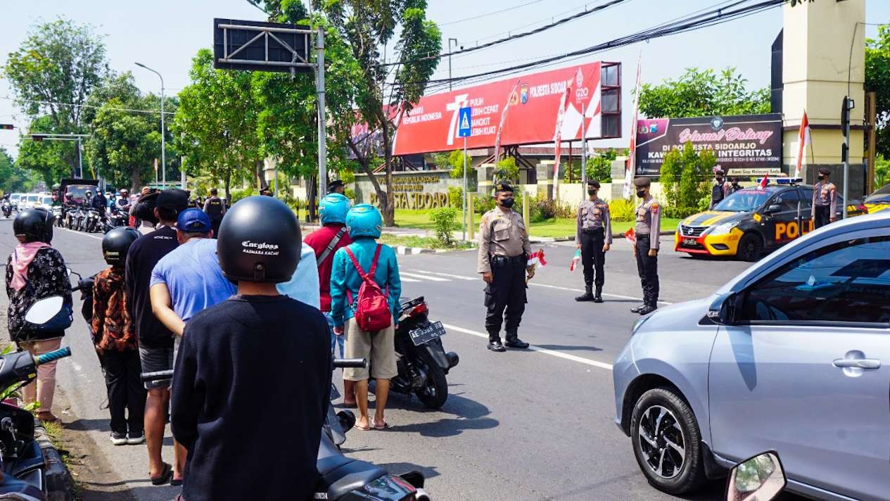 Pengendara di Sidoarjo di berhentikan polisi (foto : Aini/Ngopibareng.id)