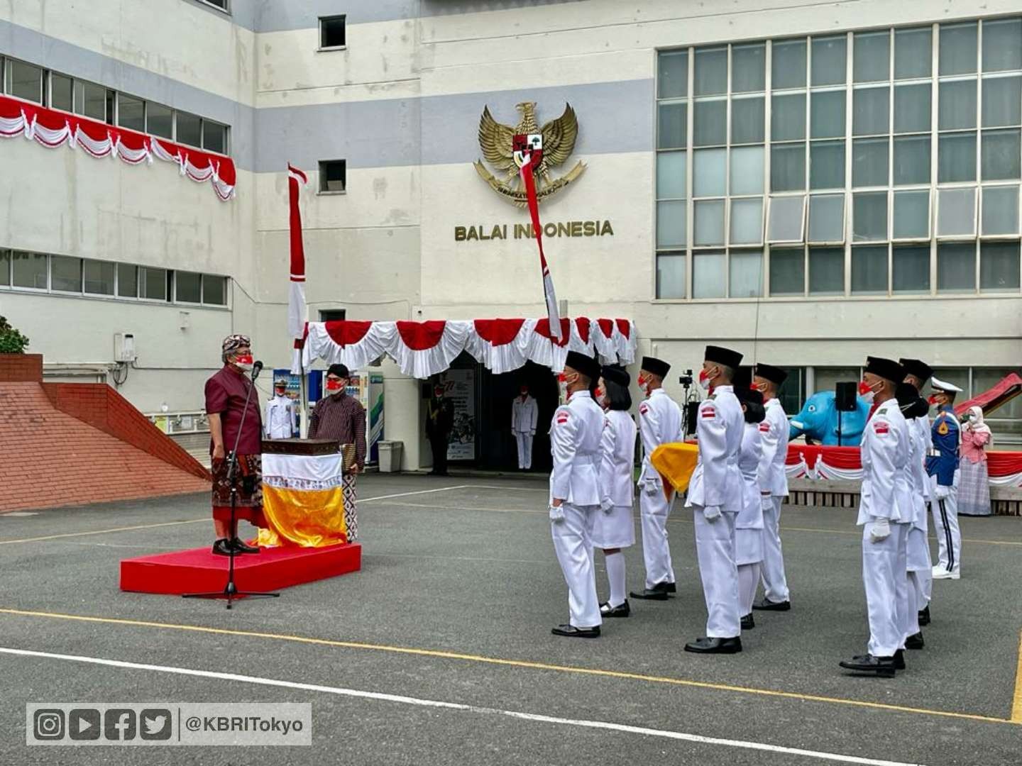 Dubes Heri pimpin Upacara Pengibaran Bendera pada Peringatan HUT ke-77 RI di Kedubes RI di Jepang. (Foto: Dokumentasi KBRI Tokyo)