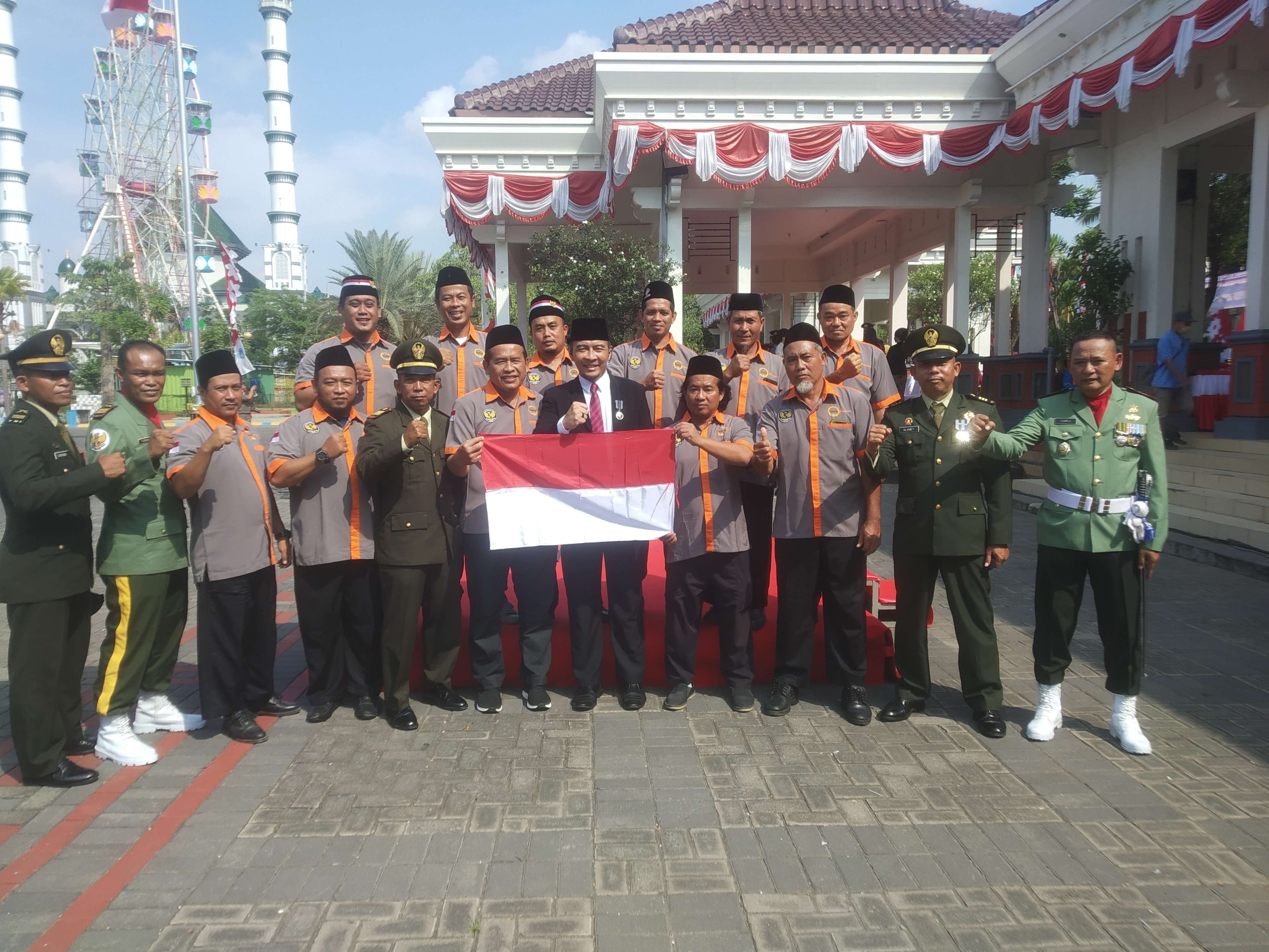 Eks napiter diundang menghadiri upacara pengibaran bendera di Lamongan dan berpose bersama Kepala Kesbangpol Dianto (Foto: Imron Rosidi/Ngopibareng.id)