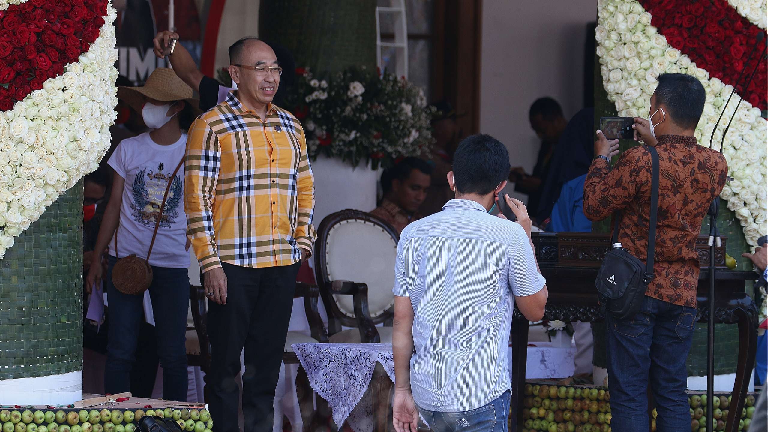 Warga mendapat undangan khusus memanfaatkan waktu untuk berfoto di Gedung Negara Grahadi, Surabaya, Rabu 17 Agustus 2022. (Foto: Fariz Yarbo/Ngopibareng.id)