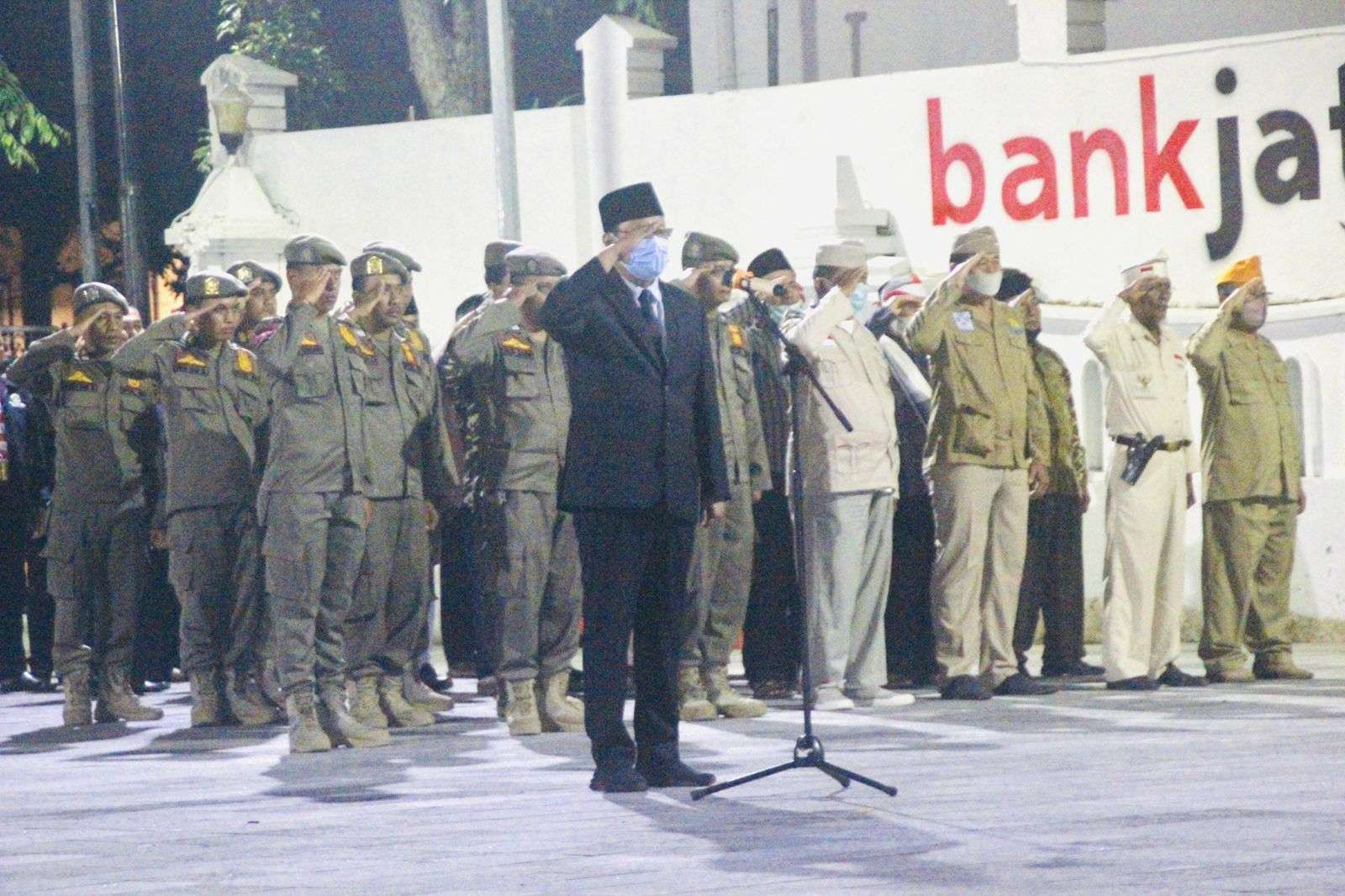 Walikota Pasuruan Saifullah Yusuf (Gus Ipul) pimpin Apel Kehormatan dan Renungan Suci di Taman Makam Pahlawan. (Foto: Dokumentasi Kota Pasuruan)