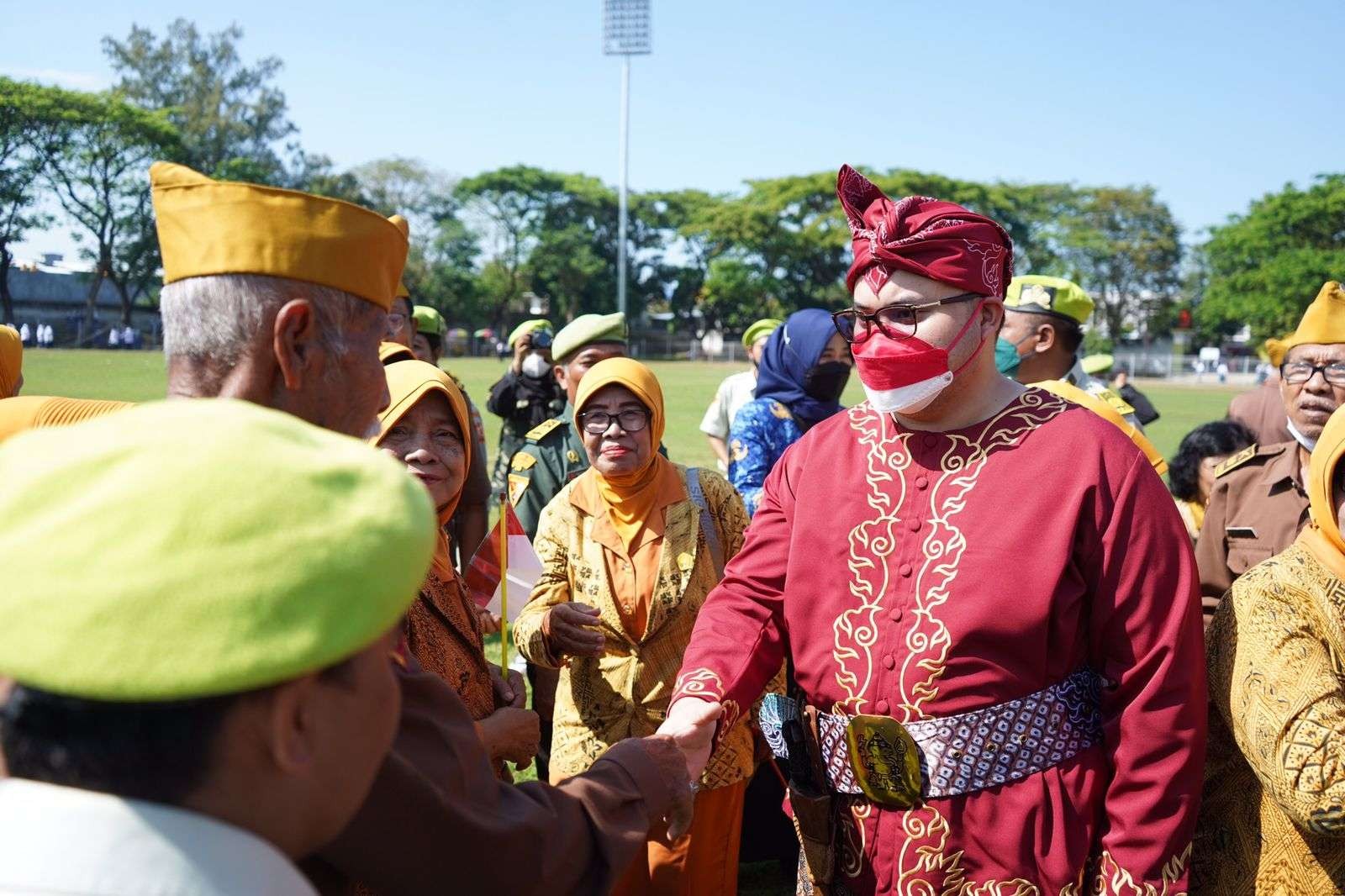 Bupati Kediri Hanindhito Himawan Pramana menjadi inspektur upacara pengibaran bendera dalam rangka HUT Kemerdekaan  Ke-77 (foto : Kominfo Kabupaten Kediri)