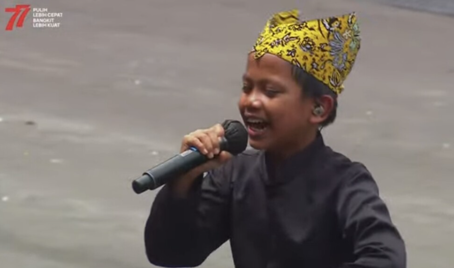 Kehadiran Farel Prayoga yang datang melantunkan lagu Ojo Dibandingke sukses membuat Presiden Joko Widodo tersenyum. (Foto: Ayobdg)