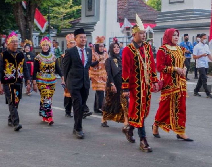 Paling depan, Ketua DPRD Bojonegoro Abdullah Umar bersama istri mengenakan pakaian adat Nias (Foto: Ahmad Sampurno/Ngopibareng.id)