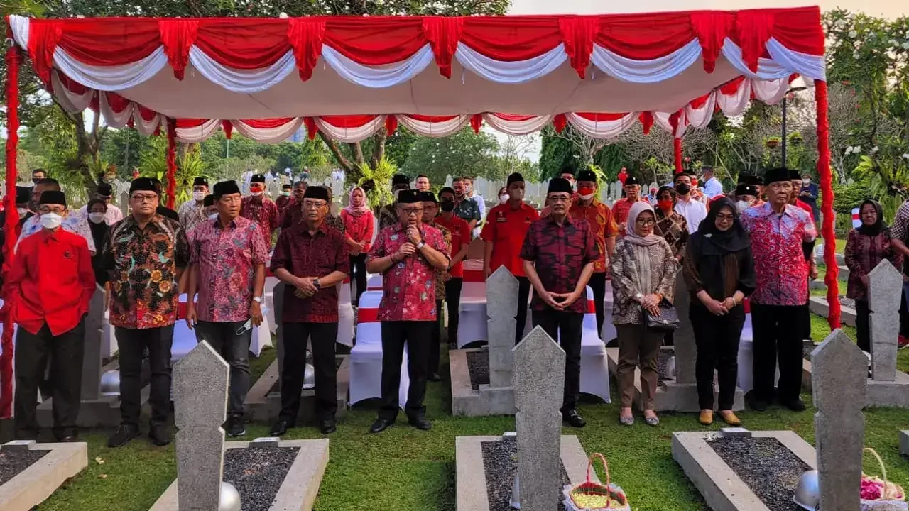 Hasto bersama sejumlah pimpinan DPP PDIP menggelar doa dan tabur bunga di TMP Kalibata. (Foto: Dokumentasi PDIP)