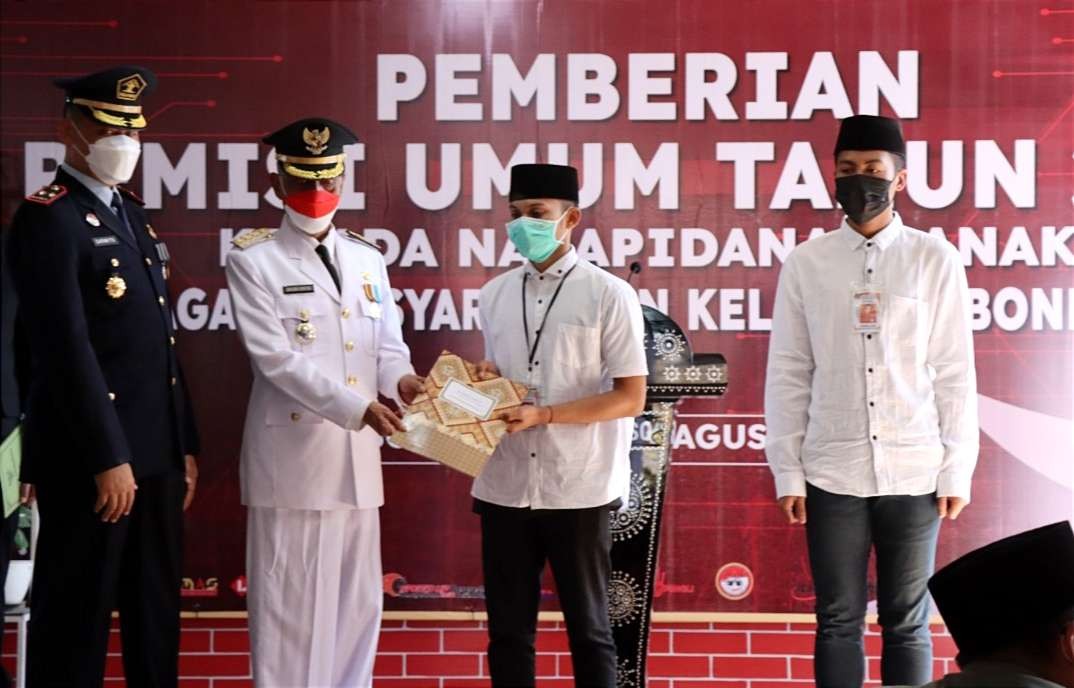 Abdul Sani, narapidana Lapas Bondowoso mendapat remisi bebas langsung di HUT ke-77 Kemerdekaan RI, Rabu 17Agustus 2022.(foto:guido saphan/ngopibareng.id)