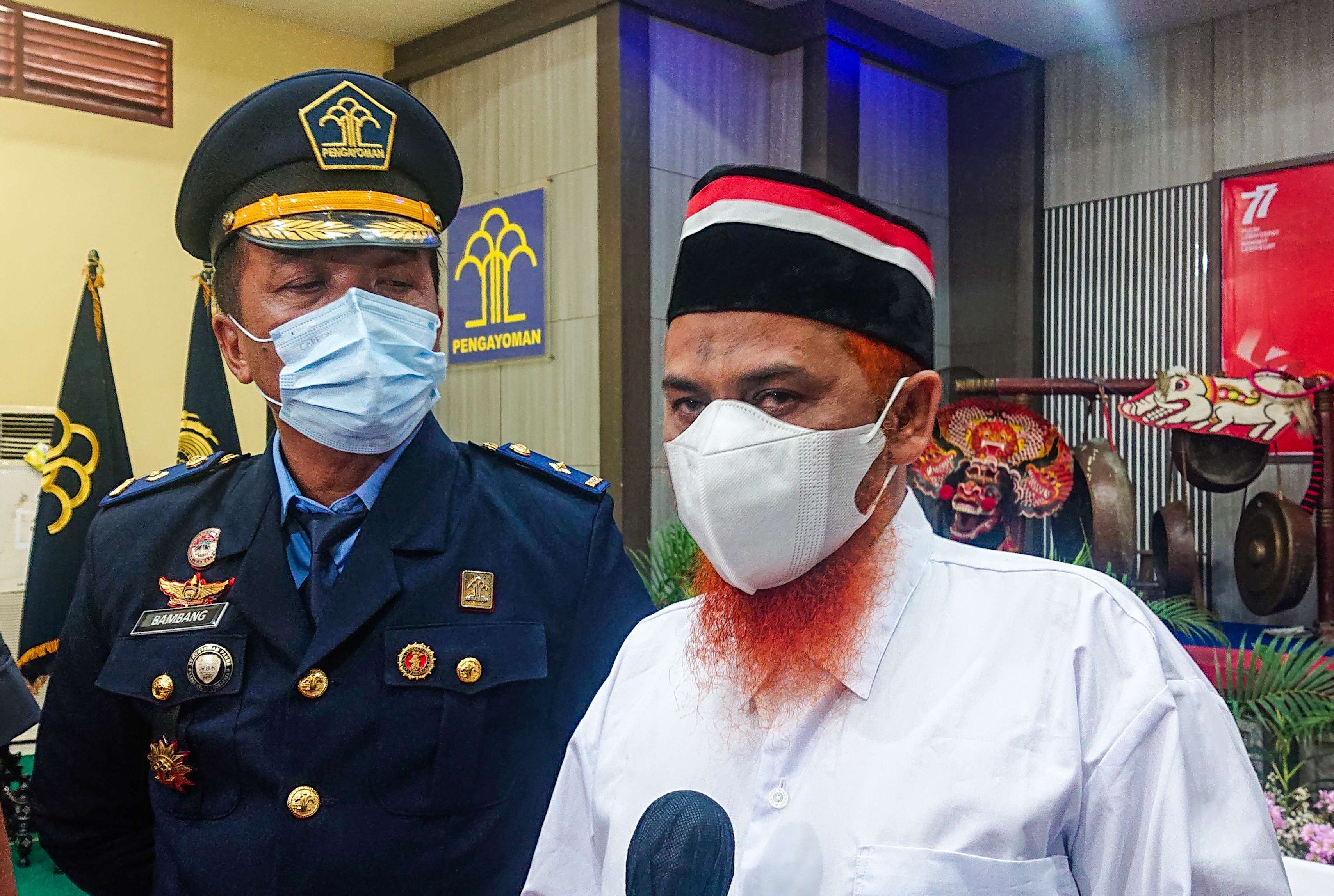 Umar patek (baju putih) saat diwawancarai awak media (Foto: Aini/Ngopibareng.id)