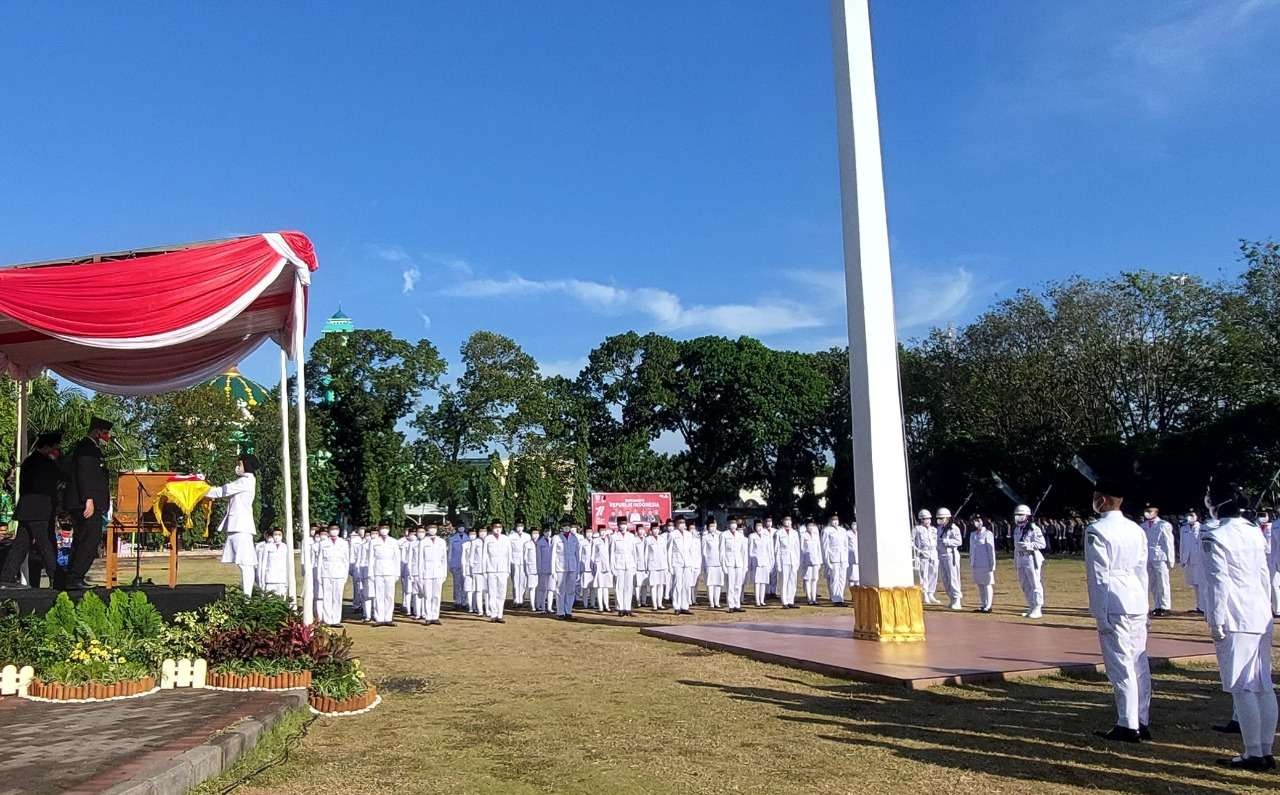 Pemkot Probolinggo menggelar upacara memperingati HUT ke-77 Kemerdekaan RI di Alun-alun Kota Probolinggo. (Foto: Ikhsan Mahmudi/Ngopibareng.id)