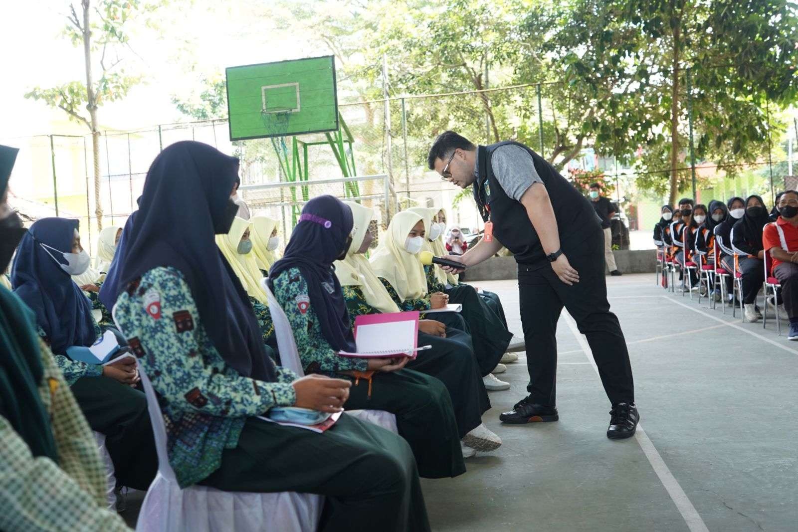 Punya cita-cita jadi pilot, Bupati Kediri Hanindhito Himawan Pramana memberi inspirasi siswa SMAN 1 Wates, Kabupaten Kediri. (Foto: Kominfo Kabupaten Kediri)