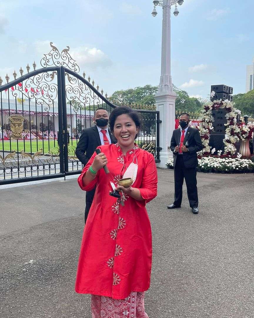 Mbak Rara mengeklaim membuat cuaca cerah saat Upacara HUT ke-77 Kemerdekaan RI di Istana Merdeka, Jakarta, Rabu 17 Agustus 2022. (Foto: Instagram @rara_cahayatarotindigo)