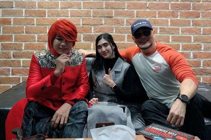 Pasangan Pesulap Merah atau Marcel Radhival dan Tika Mega Lestari bersama Deddy Corbuzier. (Foto: Instagram @t_eun22)