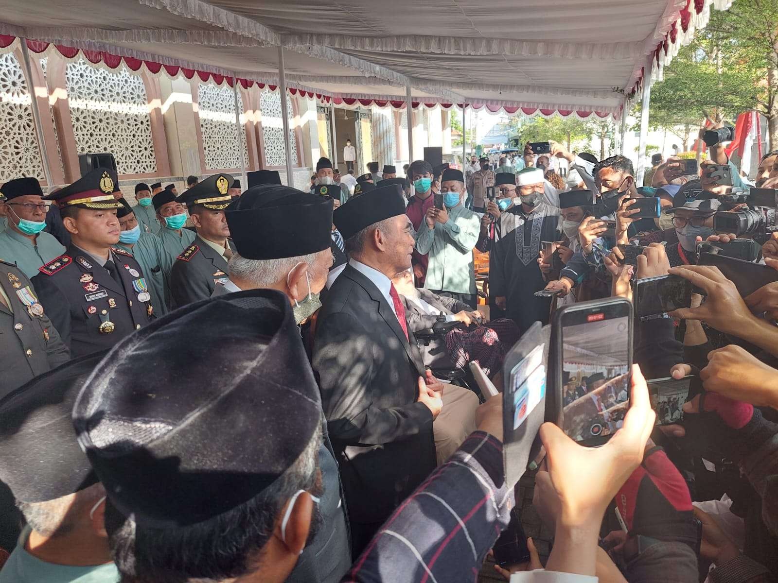 Menteri Koordinator bidang Pembangunan Manusia dan Kebudayaan (Menko PMK) Muhadjir Effendy menjadi Inspektur Upacara Peringatan Hari Ulang Tahun Kemerdekaan Indonesia ke-77 di Pondok Pesantren Al-Mukmin, Ngruki . (Foto: dok. Kementerian PMK)