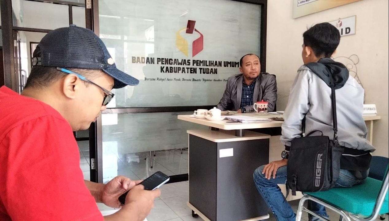 Warga Tuban mendatangi posko aduan yang dibuat oleh Bawaslu untuk mengadukan NIK-nya dicatut sebagai anggota parpol saat pendaftaran ke KPU. (Foto: Khoirul Huda/Ngopibareng.id)