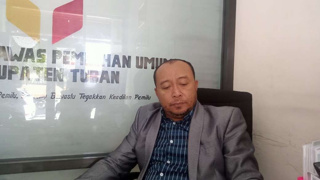 Ketua Bawaslu Kabupaten Tuban, Sullamul Hadi saat memberikan keterangan terkait pencatutan NIK warga sebagai anggota parpol (Foto: Khoirul Huda/Ngopibareng.id)