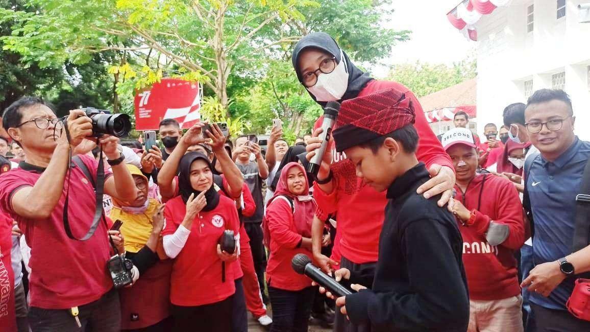 Bupati Banyuwangi Ipuk Fiestiandani bersama Farel Prayoga di halaman Kantor Pemkab Banyuwangi. (Foto: Muh Hujaini/Ngopibareng.id)