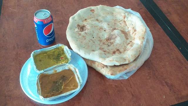 Kuliner murah di Madinah, hubus dimakan dengan daal dan soup daging. Murah meriah. (Foto: Ngopibareng/M. Anis)