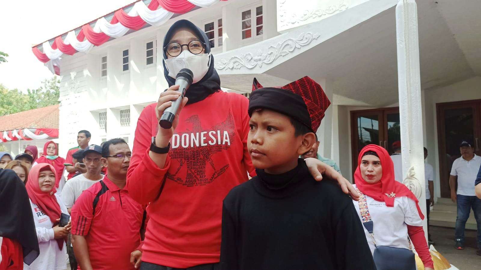 Bupati Banyuwangi Ipuk Fiestiandani bersama Farel Prayoga (Foto: Muh Hujaini/Ngopibareng.id)