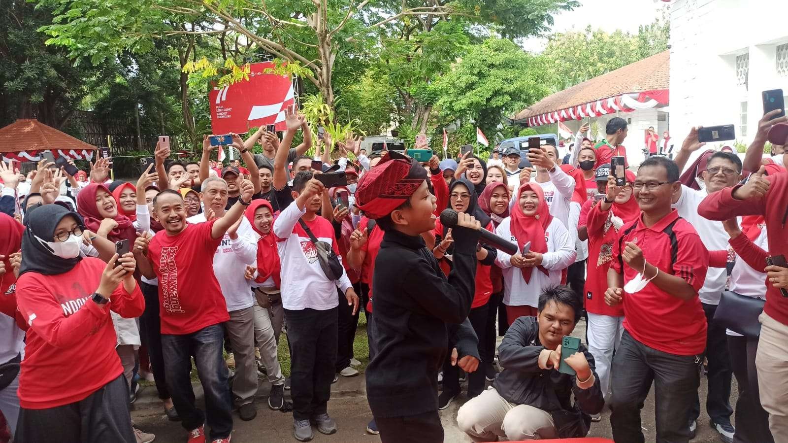 Farel menyanyi di lingkungan Pemkab Banyuwangi pada Jumat Pagi (foto: Muh Hujaini/Ngopibareng.id)