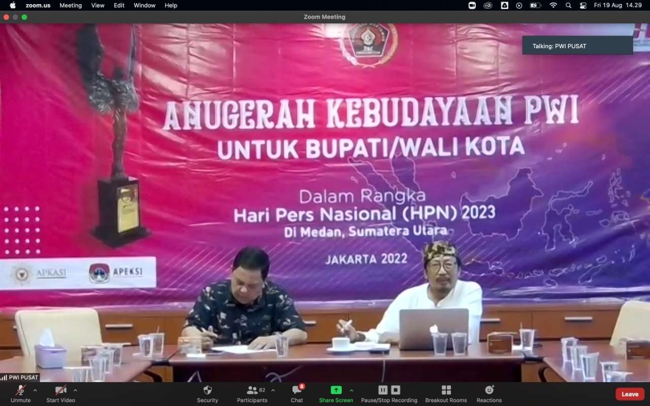 Sekjen PWI Pusat Mirza Zulhadi (kiri), bersama Ketua Pelaksana AK-PWI Pusat Yusuf Susilo Hartono (kanan), saat sosialisasi AK-PWI 2023 via daring, di Gedung Dewan Pers, Lt. 4, Jakarta, Jumat, 19 Agustus 2022. (Foto: Dokumentasi PWI Pusat)