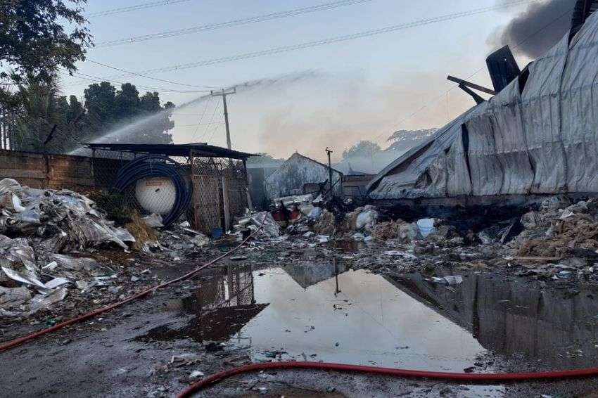 Fakta Kebakaran Pabrik Pembuatan Aluminium Foil PT MK eks Harmoni di Bogor, api sulit dipadamkan dan membutuhkan waktu sekitar 4 jam.(Foto: Tangkapan layar Youtube)