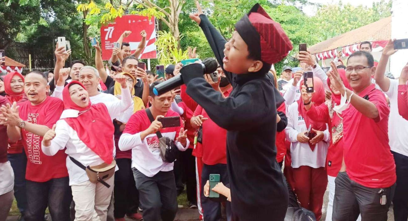 Farel Prayoga saat tampil di depan Bupati Banyuwangi dan ASN di halaman Kantor Pemkab Banyuwangi. (Foto: Muh Hujaini/Ngopibareng.id)