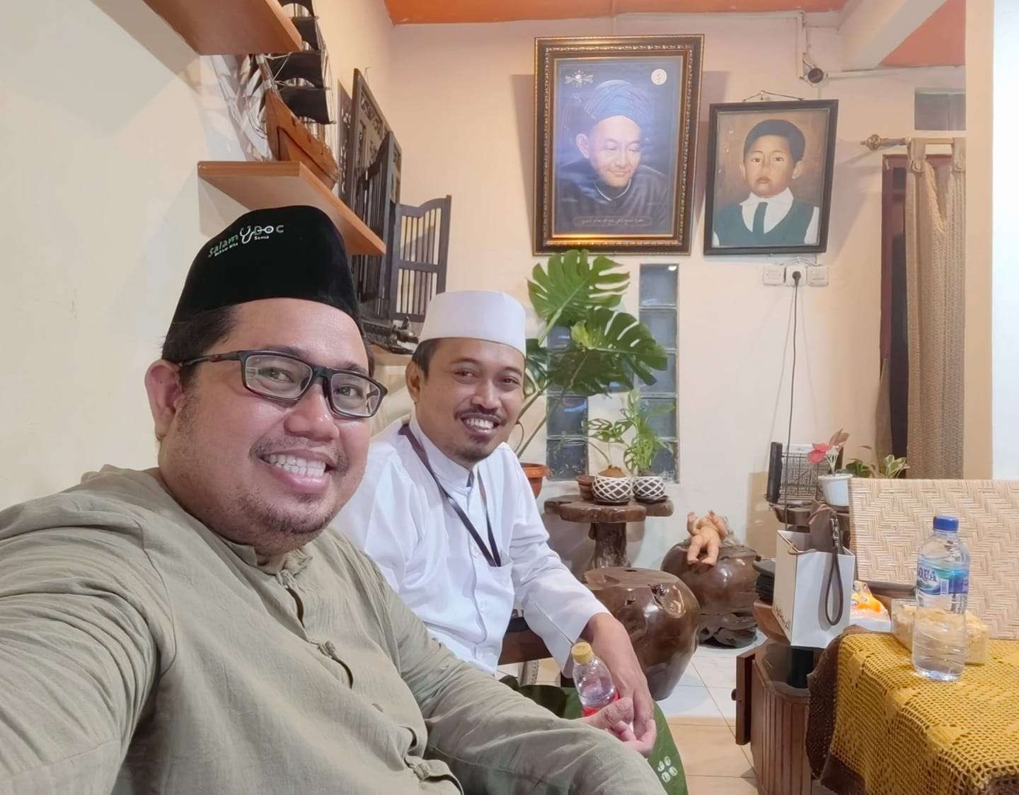 Kiai Maruf Khozin dan dr. Heri Munajib  (Spesialis Saraf) di tempat praktiknya. (Foto: ma'ruf khozin for ngopibareng.id)