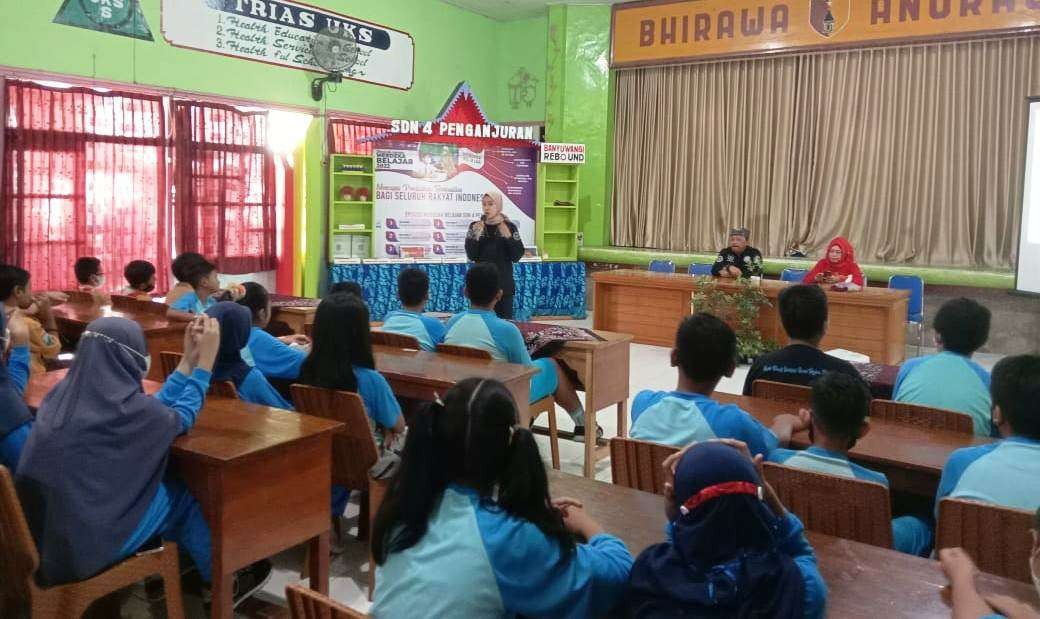 Murid-murid SDN 4 Penganjuran mendengarkan pemaparan dari Konselor Adiksi dari LRPPN (foto:Muh Hujaini/Ngopibareng.id)